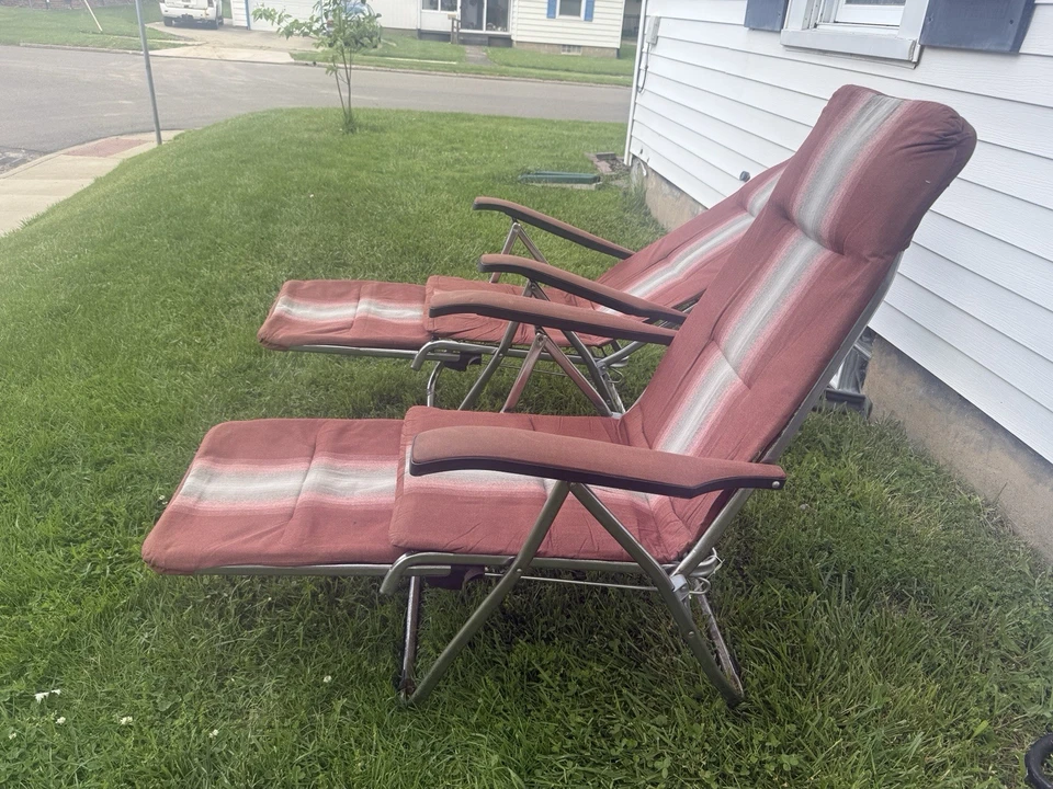 Cadeiras de gramado dobráveis vintage com zíper Dee listra marrom trailer corrente de ar madeira MCM par Marga - Imagem 2 de 4