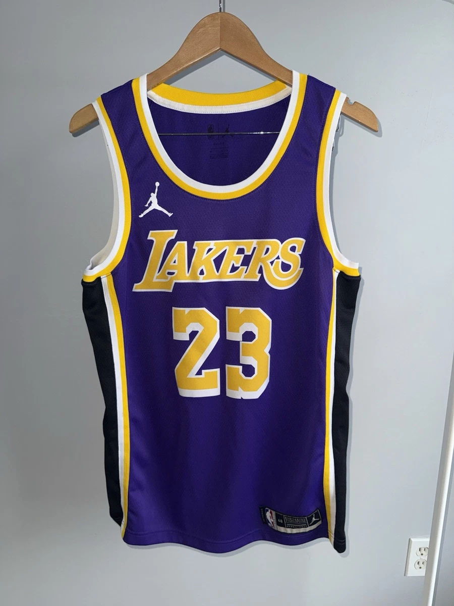 Preços baixos em Nike Lebron James Roxo Roupas e Souvenirs para