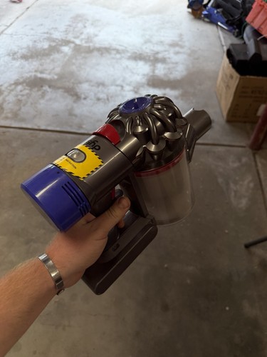 Dyson V8