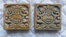 Deux carreaux anciens d'origine