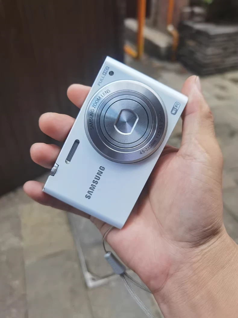 Samsung MV900f 16.0 MP 5xOptical Zoom Flip-out Vlog Camera