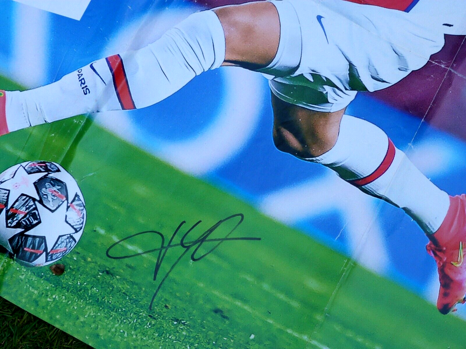 Maillot + Short + Chaussettes PSG - Ensemble Signé Par Kylian Mbappé (France)
