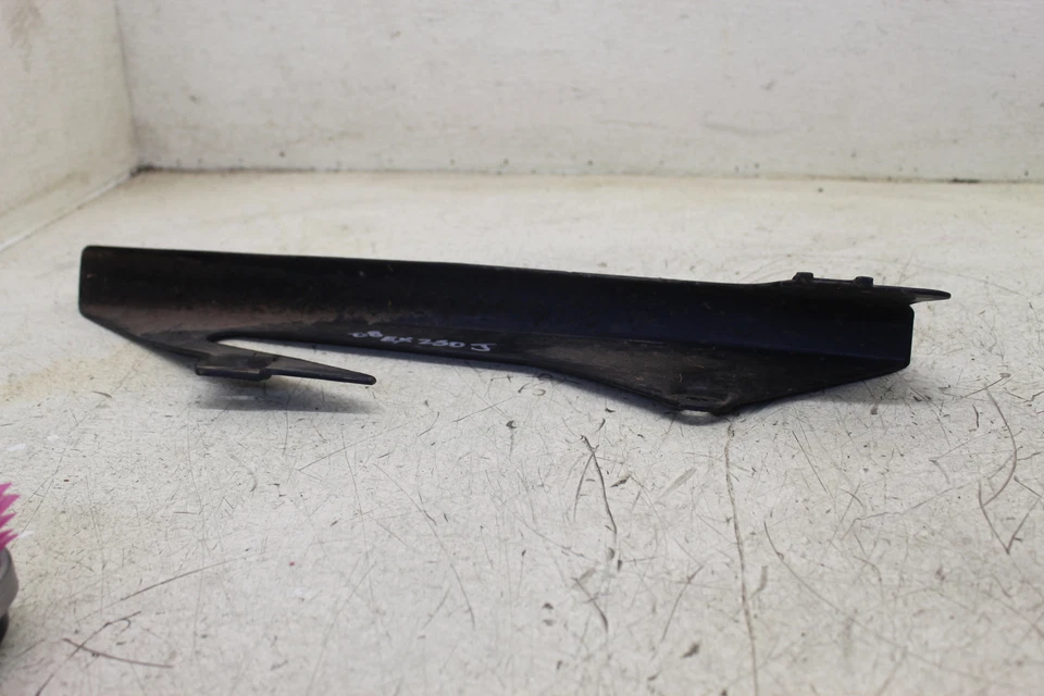 2008 KAWASAKI NINJA 250R 250 ЧЕРНЫЙ ОРИГИНАЛЬНЫЙ ЗАЩИТНЫЙ ЩИТОК ЦЕПИ ЗАДНЕГО ПРИВОДА B12D - Изображение 4 из 4