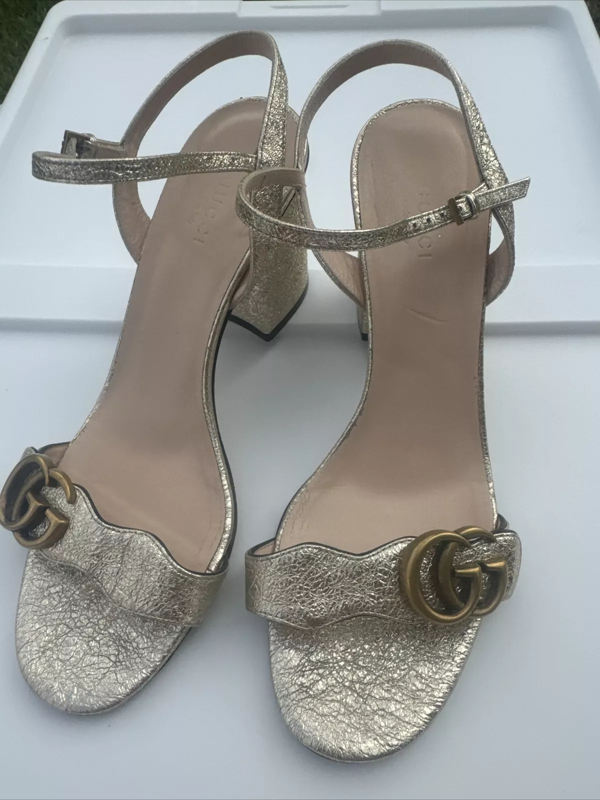 Sandale à talon mi talon GUCCI femme en cuir stratifié or métallique Taille 39 ou 8,