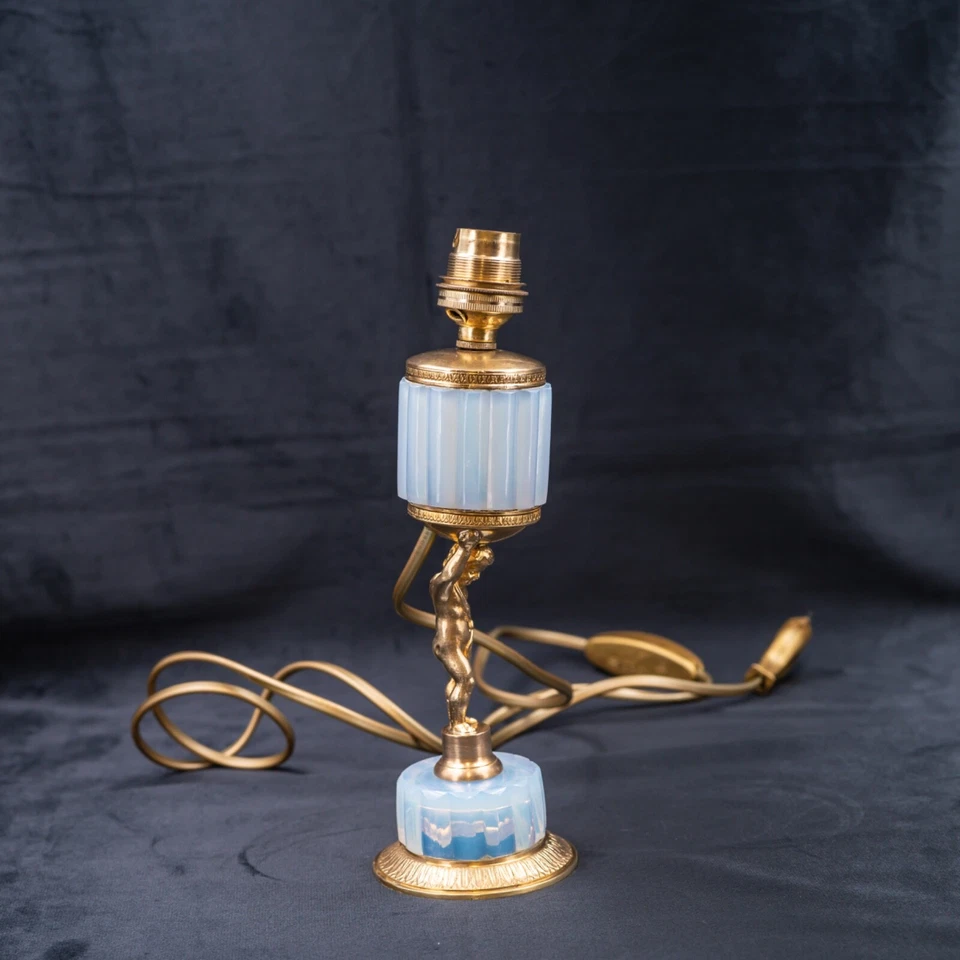 Antigua lámpara francesa acanalada de vidrio opalino blanco bronce querubín 'Boule de Savon' Foto 2 de 4