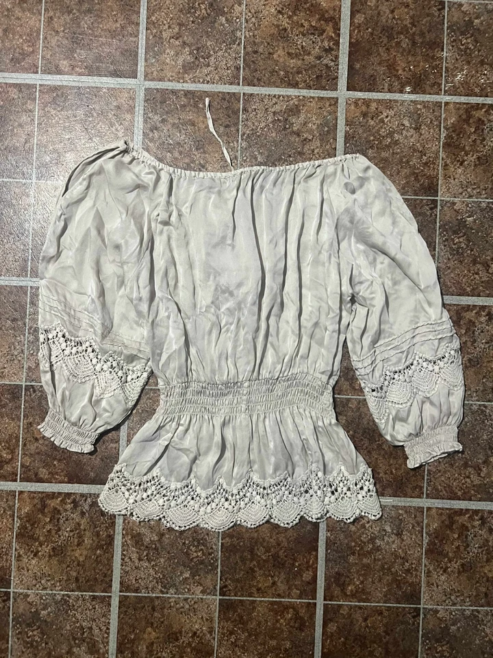 Blusa Bebe Hombro Descubierto Cintura y Muñeca Talla Pequeña Crema Foto 2 de 4