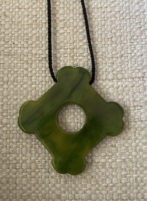 VINTAGE MCM GREEN MARBLED BAKELITE MOD PENDANT NECKLACE