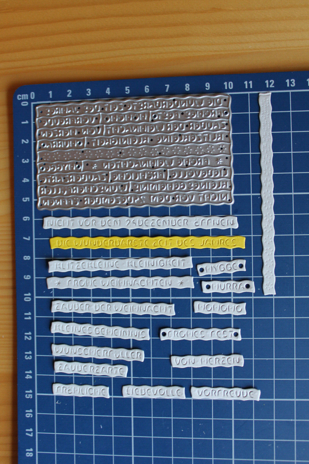 1 x Metallplatte Stanzschablone mit kleinen Wörtern für Weihnachten Wünsche