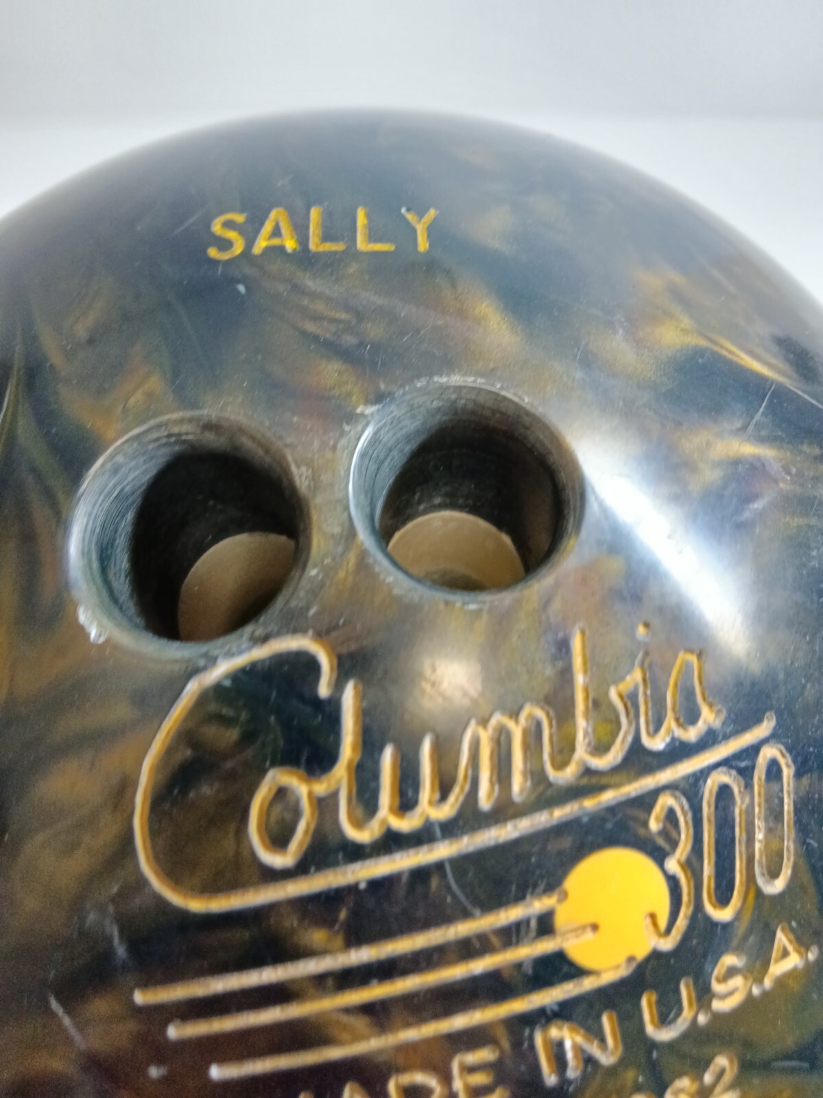 Columbia 300 Yellow Dot Bowling Ball Titanium Messenger Black Gold 11