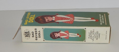 Muñeca de colección Susie Sad Eyes como nueva en CAJA Chadwick Miller en vestido rojo a lunares - Imagen 5 de 9