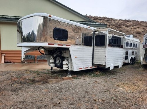 1997 Freightliner FL50 & 1998 4-Horse Hart Trailer with Living Quarters - Picture 3 of 11