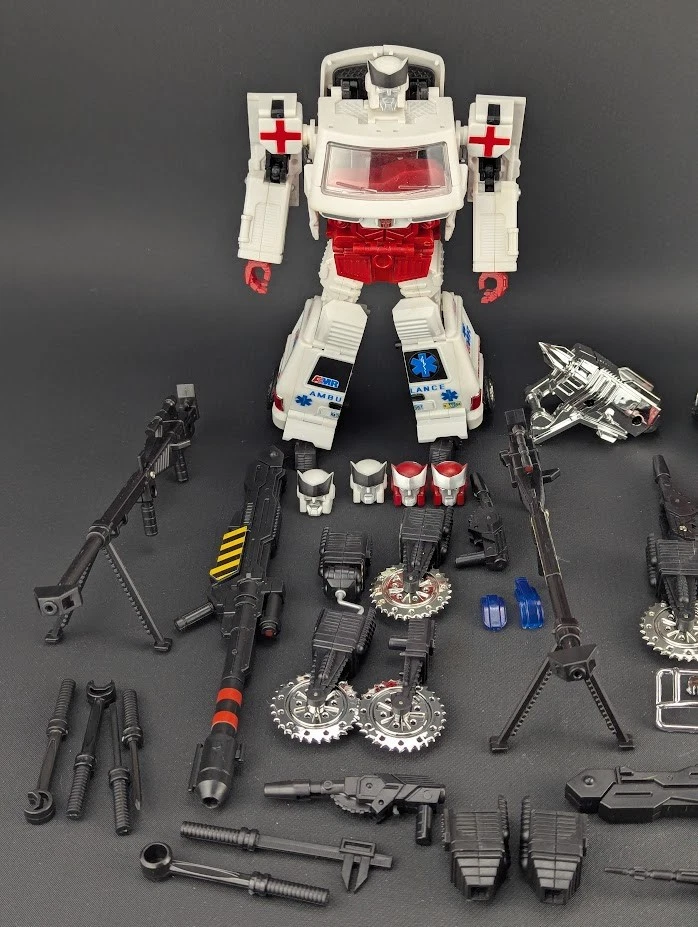 iGear PP05 Medical Weapon Specialist Lot READ 3rd Party Ironhide Ratchet MP - Image 2 of 4