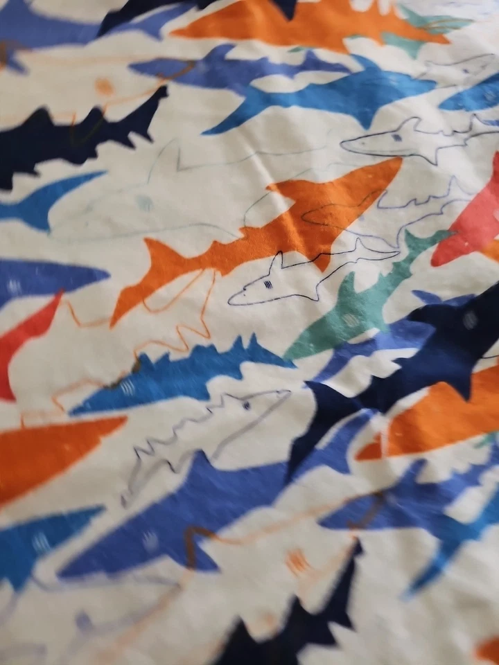 Tela Joann Super Acurrucada Algodón Franela Multicolor Tema Tiburón 40"W x 34"L Foto 2 de 4