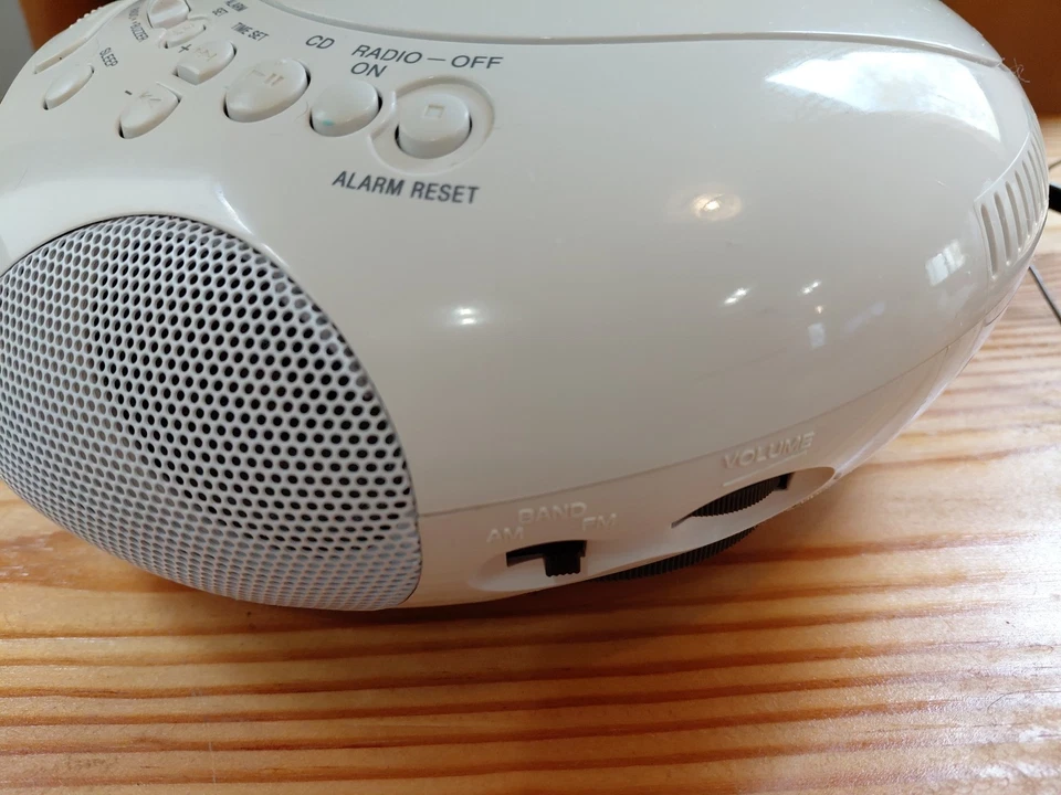 Radio reloj reproductor de CD Sony Dream Machine ICF CD-831 Foto 3 de 4