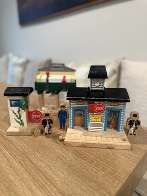 Thomas The Train Vintage SODOR Train Station 2 Signal House Go Stop + People Lot