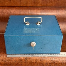 DDR Geldkassette Metall Schwer Blau Hammerschlag 2x Schlüssel + RECHNUNG