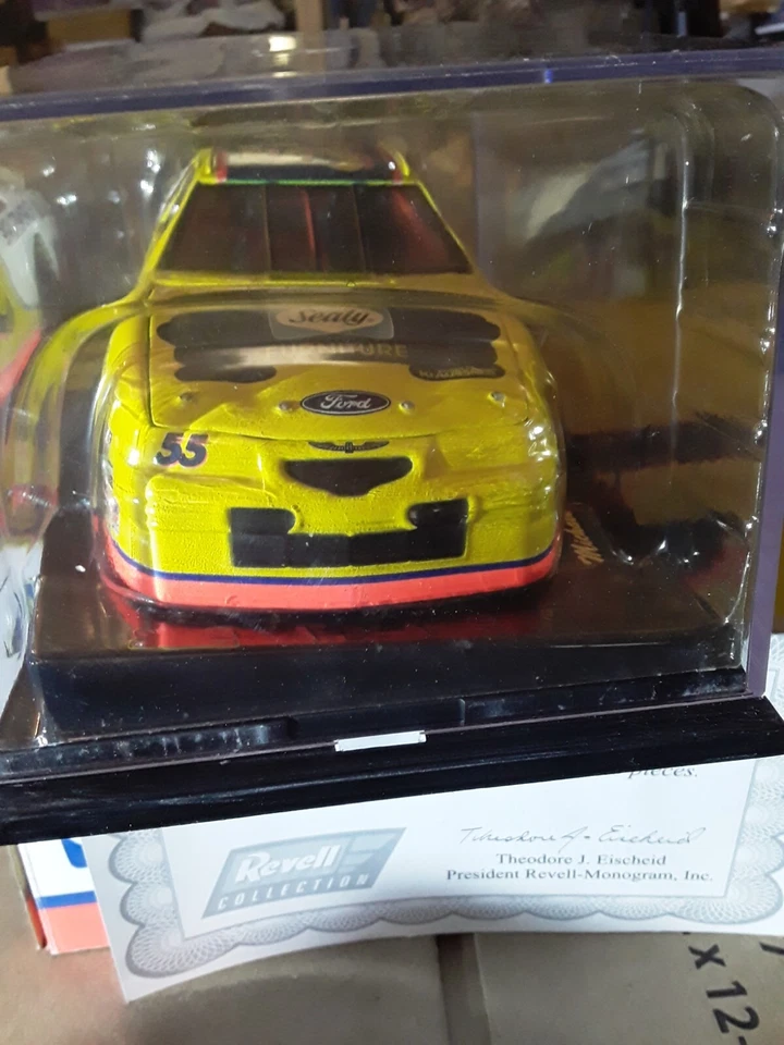 Ford Thunderbird 1997 1/24 Revell nascar #55 Michael Waltrip Sealy Furniture Foto 2 de 4