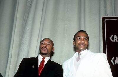 Marvin Hagler And Sugar Ray Leonard Pose OLD BOXING PHOTO