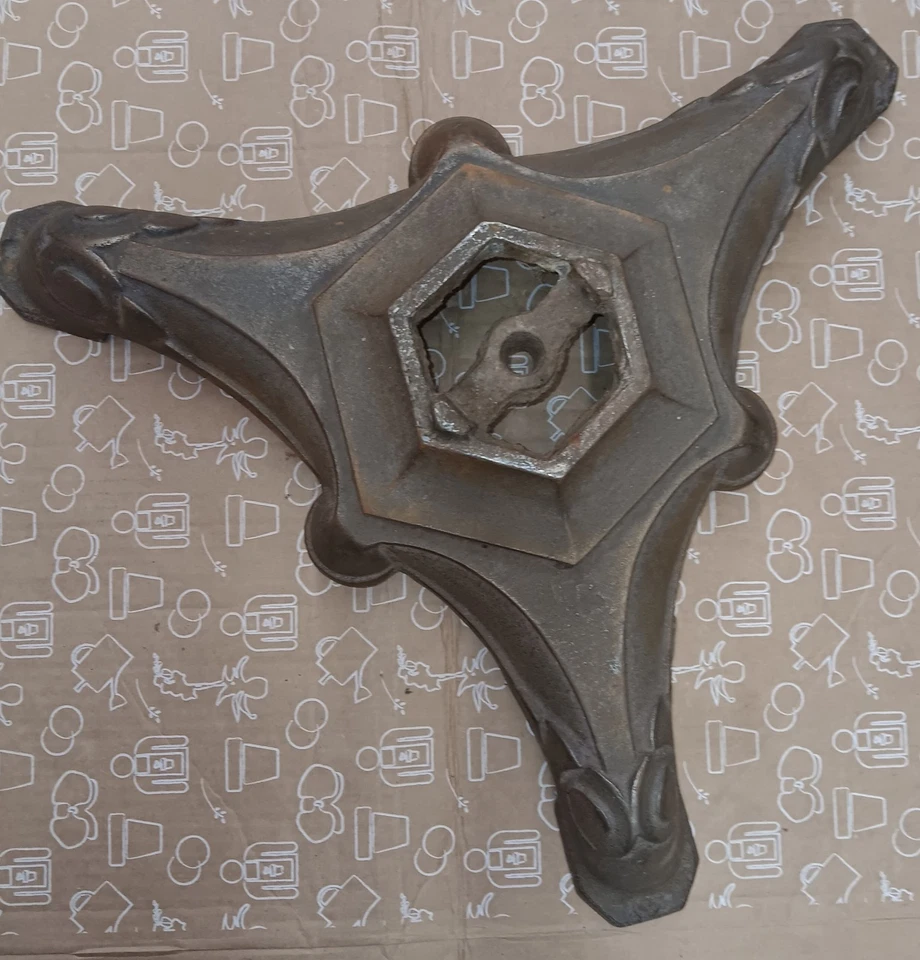 Antiguo salón, bar, bistró, base de mesa de hierro fundido de 3 patas, principios de 1900 Foto 3 de 4