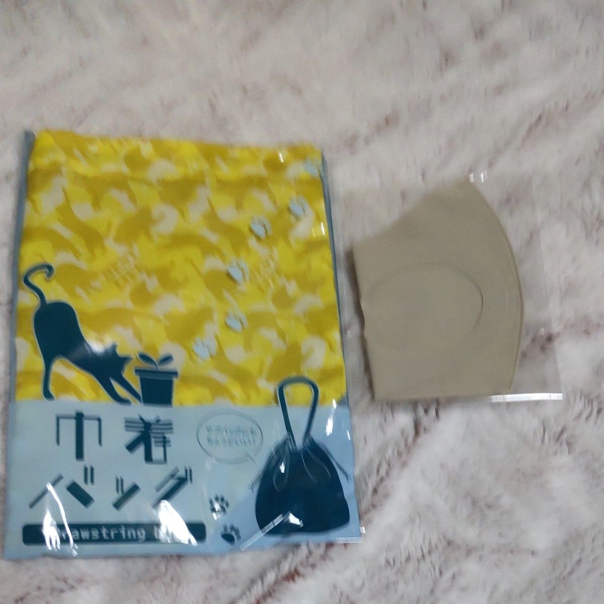 Cat pattern drawstring bag yellow, mask gray - image 2