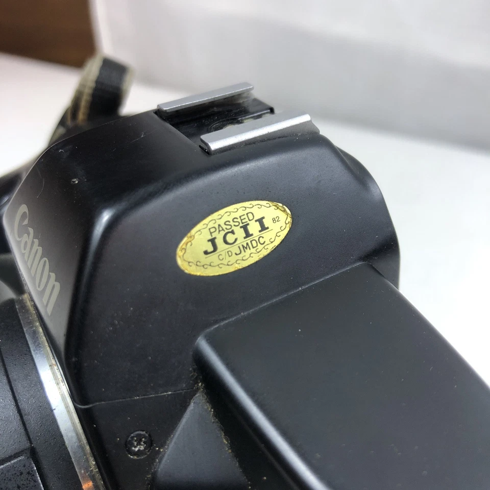 PAQUETE de cámara Canon EOS 850 con lente de 35-80 mm/flash Canon/estuche de transporte/lente adicional Foto 2 de 4