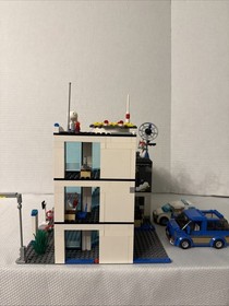 LEGO CITY Police Station 7498 With Vehicles