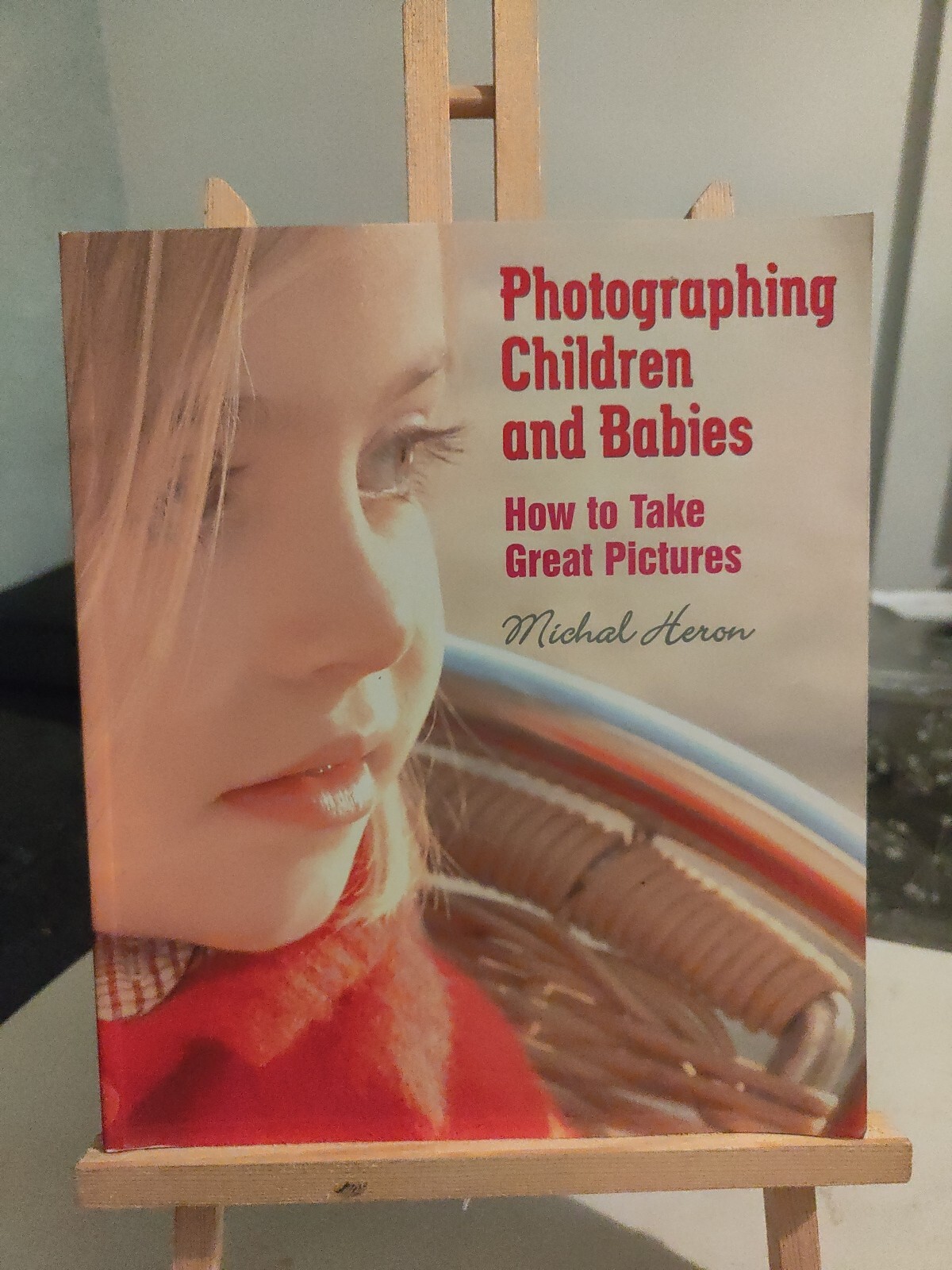 Photographing Children and Babies: How to Take Great Pictures by Michal Heron