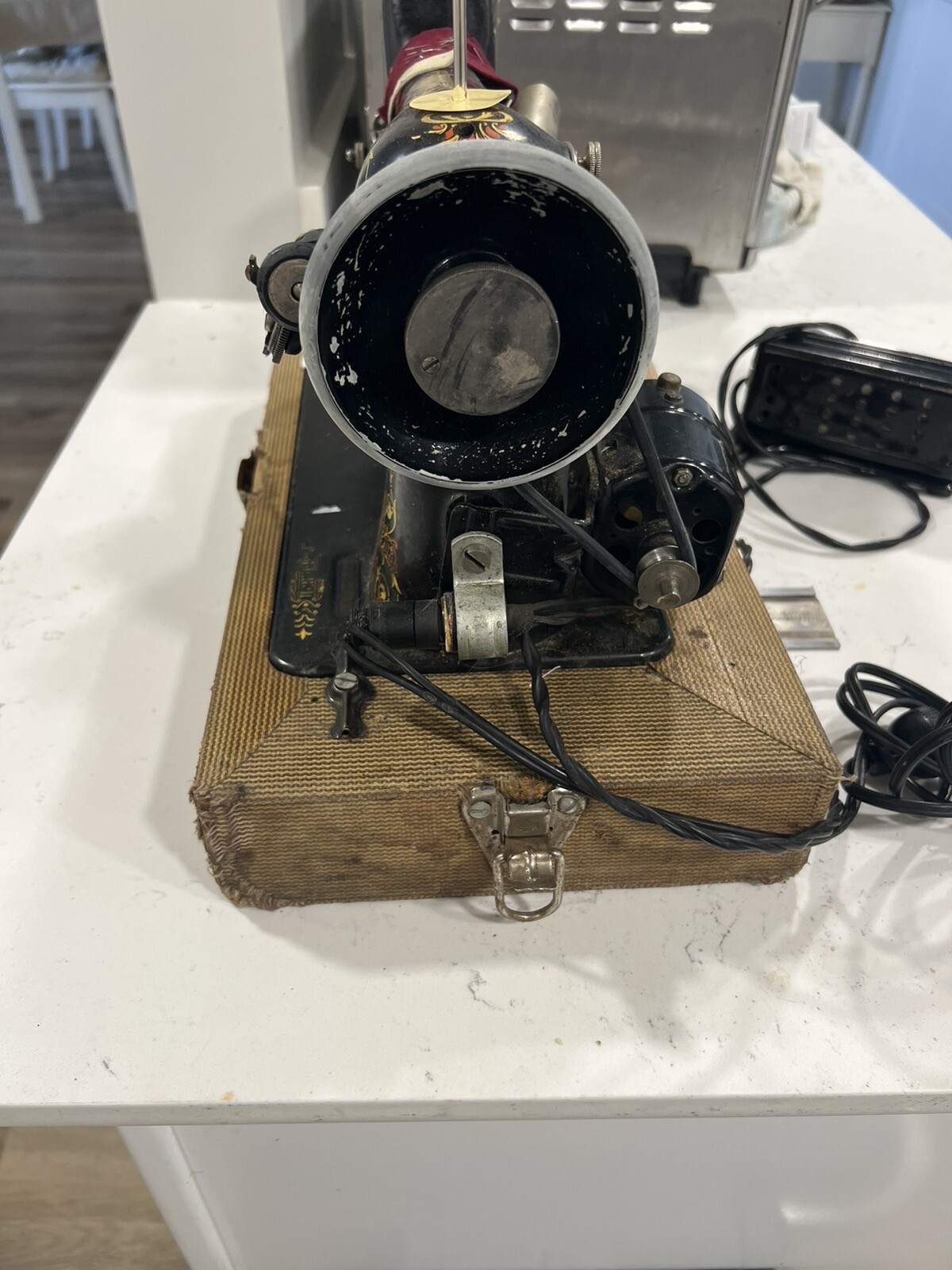 ANTIQUE SINGER HAND CRANK SEWING MACHINE W/CASE / PEDAL / LIGHT RARE