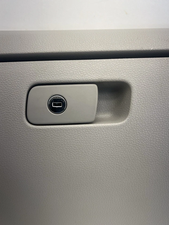 Guantera Volkswagen Passat 2012-2015 OEM. Foto 4 de 4