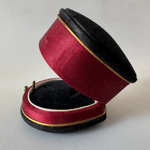 Caja de regalo de almacenamiento de joyas satinadas oro rojo cosecha negra de colección con forma de carcasa - Imagen 7 de 15