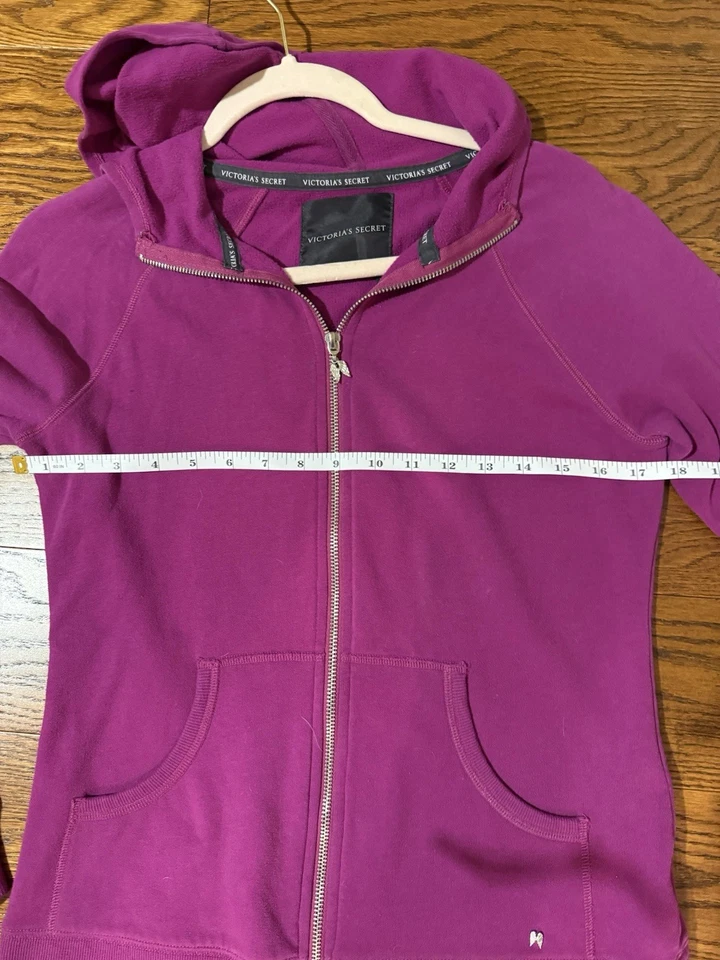 Sudadera con Capucha VS Angel Cremallera Color Frambuesa, Lentejuelas Doradas Talla M Usada en Excelente Condición Foto 3 de 4