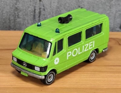    SIKU 1627 Mercedes-Benz 208 D Polizei grün Modellauto