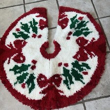 80  s Vintage Latch Hook Rug Christmas Tree Skirt Handmade mistletoe Bow 34  