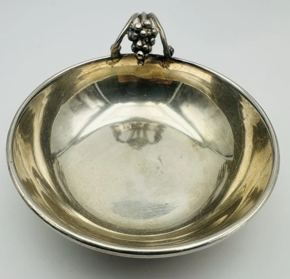 Posacenere in argento 800 con impugnatura raffigurante la Vite con Uva - Immagine 2 di 4