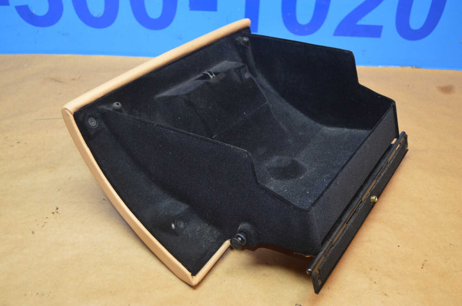 2004 M138 MASERATI GT COUPE PASSENGER SIDE DASH BOARD GLOVE BOX ASSEMBLY