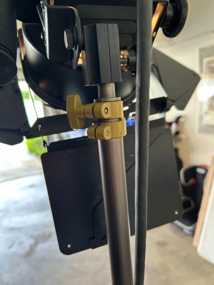 Lowel DP 1000W Continuous Tungsten Focus Flood Spotlight W/ POWER CABLE W/ Stand - Image 4 of 4