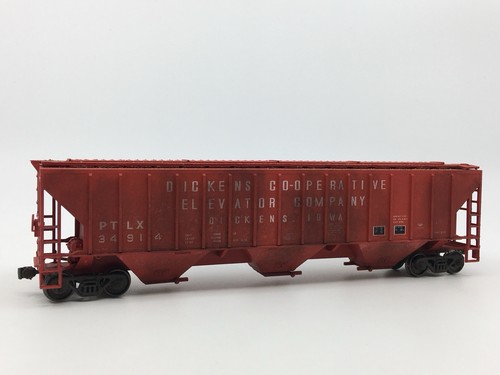 Tolva cubierta de 3 bahías HO Athearn Dickens Cooperative 54’ PTLX #34914 DESGASTADA | Zustand: Used