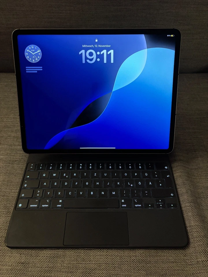 Apple iPad Pro 5. Gen 128GB, Wi-Fi, 12,9 Zoll - Space Grau (mit Magic Keyboard)