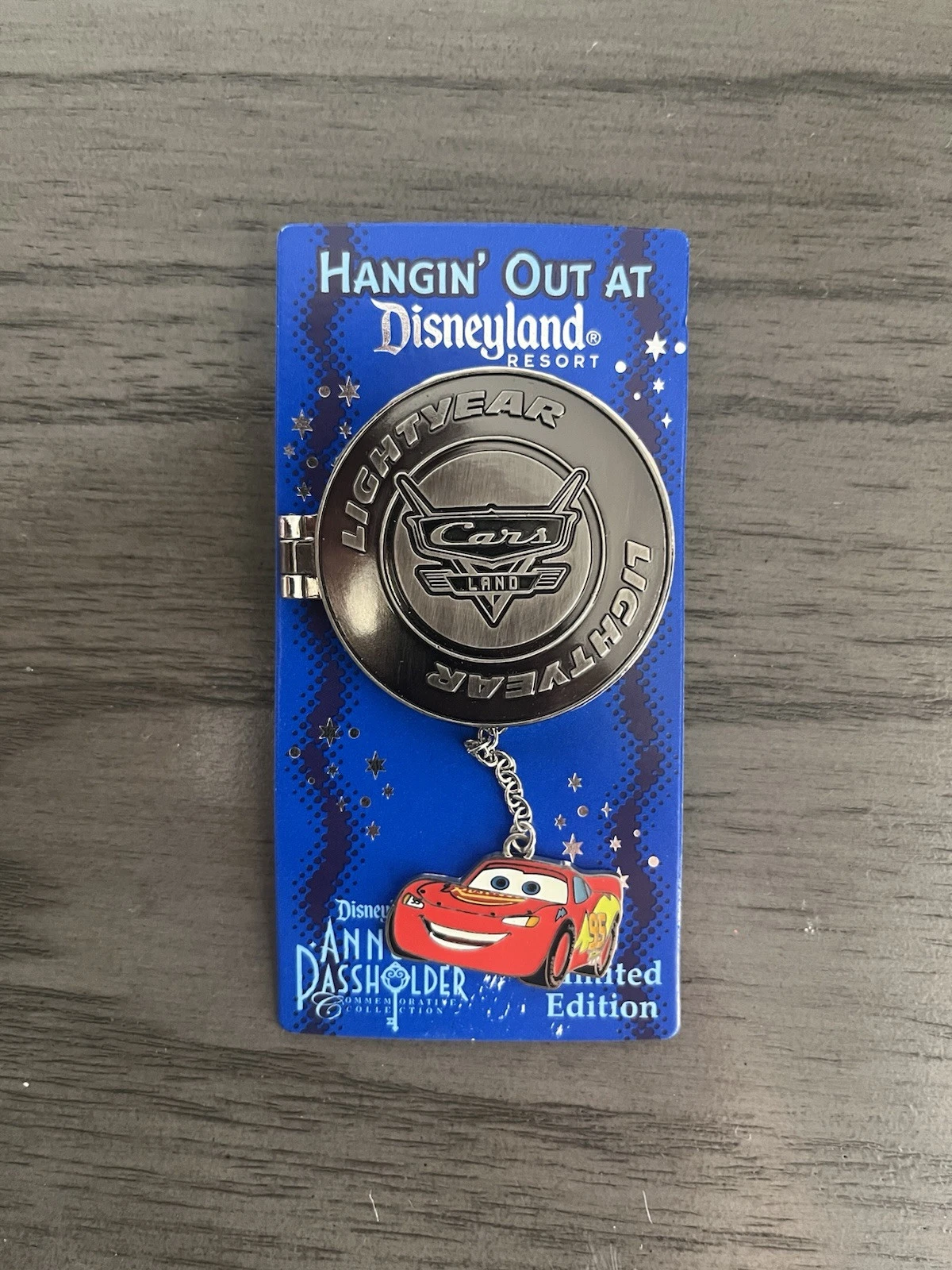 Disney DLR Lightning McQueen Cars Hanging Out At Disneyland LE 3000 Pin