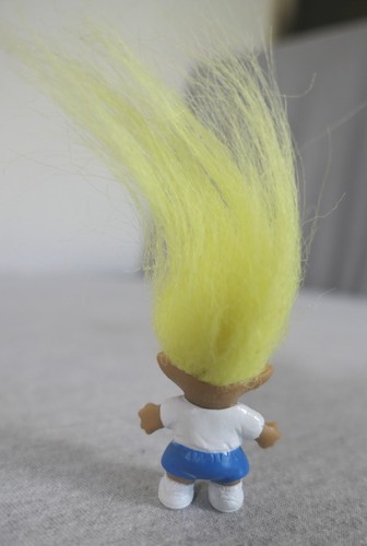 Mini bambola troll vintage 1992 Ace capelli gialli bianchi e blu uniforme da calcio 1,5" H - Foto 3 di 6