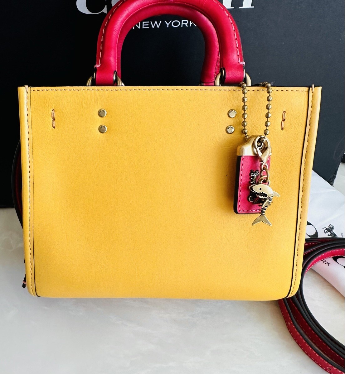 【新品未使用】COACH ローグミニバッグ型キーホルダー イエロー　Rogue COACH 1941 MTO LIMITED EDITON YELLOW/FUCHSIA ROGUE 17 MINI BAG