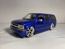 Jada Chevy Suburban scala 1:24 pressofuso blu elettrico ottime condizioni