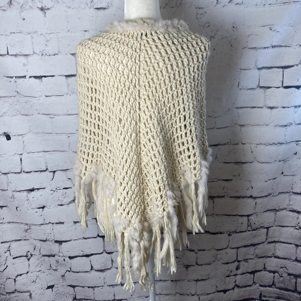 Poncho Kenneth Cole Reaction Boho tejido abierto colas de conejo beige pulóver talla única Foto 3 de 4