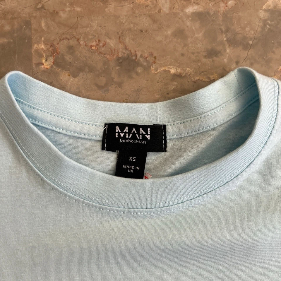 Camiseta Boohoo Hombre Pour Homme 13 Estampado Puff Azul Claro Talla Pequeña Hecha en Reino Unido Foto 2 de 2