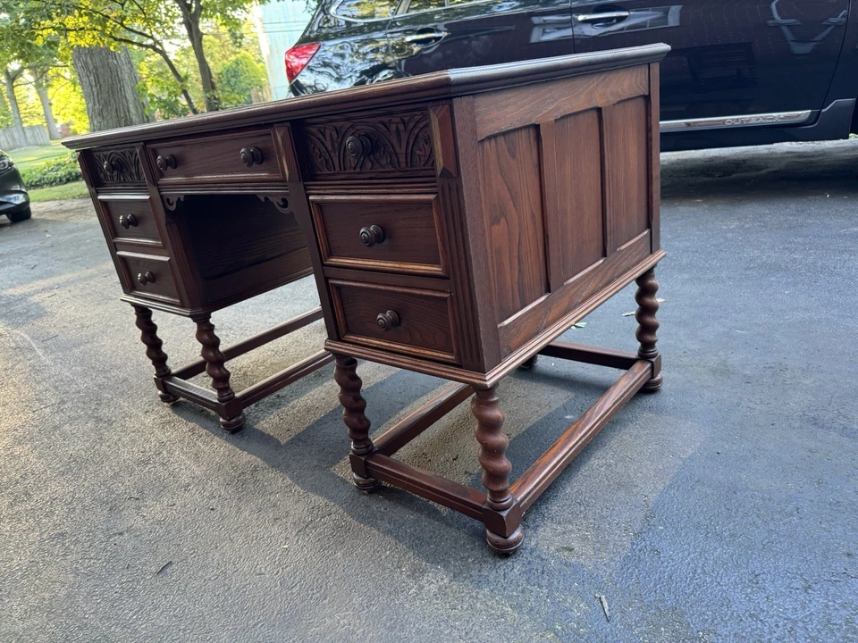 Antiguo escritorio de socio de roble macizo - Secretaria de doble cara con cajones tallados Foto 3 de 4