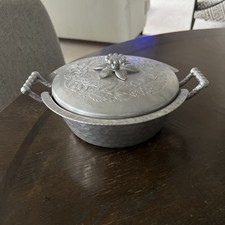 Ancienne casserole recouverte en aluminium forgé Everlast martelé thème floral