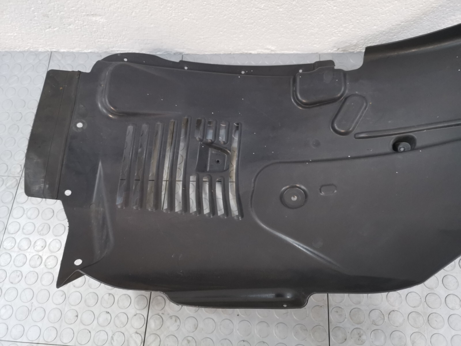 2013-2016 MASERATI QUATTROPORTE FRONT LEFT FENDER LINING SPLASH GUARD 670009197