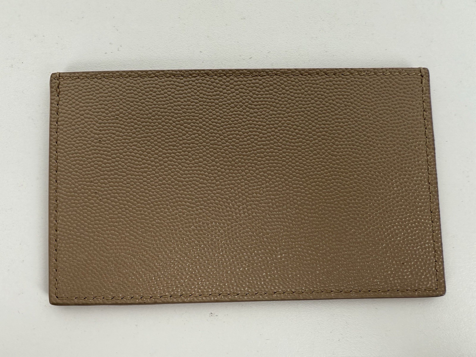 Portafoglio Saint Laurent Uptown su catena in pelle goffrata Grain de Poudre Storm