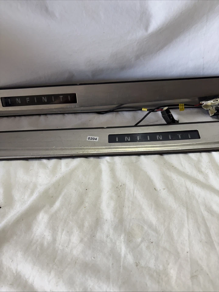 Infiniti M37 M56 Q70 2011 juego delantero alféizar de puerta placa de desgaste conjunto iluminación usado Foto 3 de 4