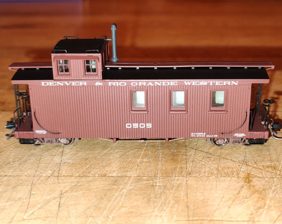 Blackstone Models HOn3 B340953 Early 1930s D&RGW 0505 Long Caboose  - Image 2 of 4